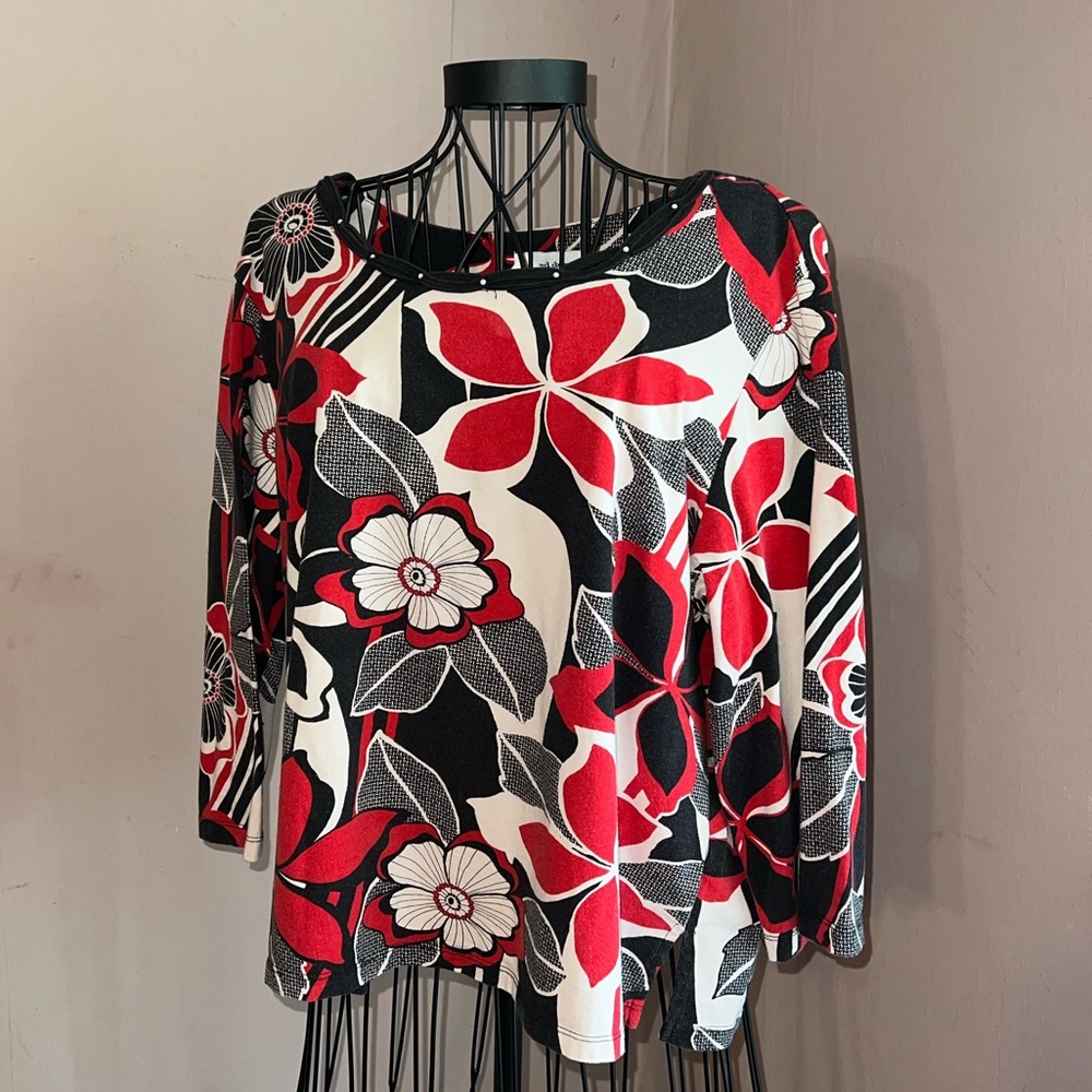 Modern print top. 3/4 sleeve. Knit material